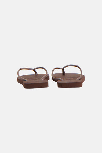 Een paar bruine slippers van Havaianas, met dunne bandjes en een gestructureerde zool.