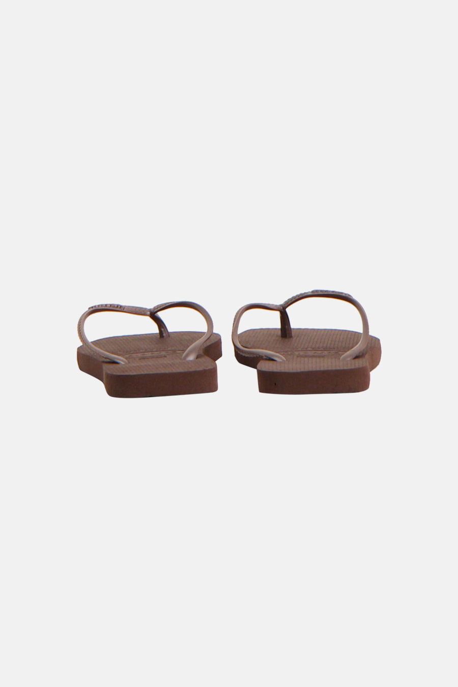 Een paar bruine slippers van Havaianas, met dunne bandjes en een gestructureerde zool.