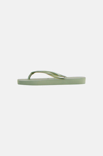 Groene slippers van Havaianas in zijprofiel met gestreepte zool.