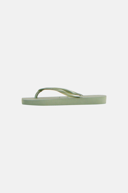 Groene slippers van Havaianas in zijprofiel met gestreepte zool.