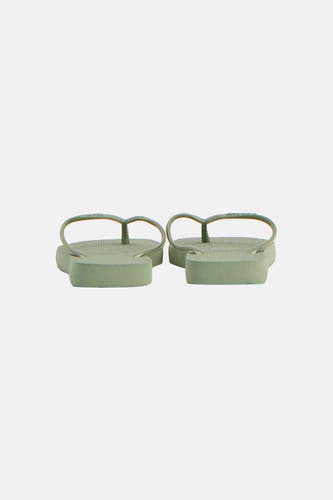 Twee groene slippers van Havaianas, naast elkaar liggend, met gestructureerde bandjes en zolen.
