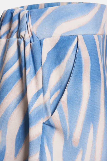 Blauwe lange rok van Terra di Siena, met een abstract zebraprint patroon en een zakdetail.
