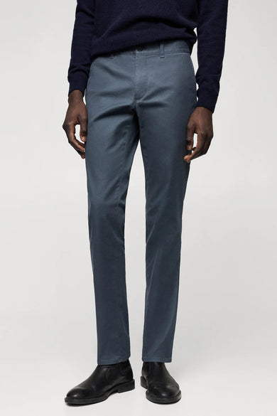 Blauwe broek van MANGO, getoond met een donkerblauwe trui en zwarte schoenen.