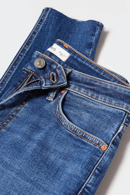Mid-blauwe denim skinny jeans van MANGO met ritssluiting, knoop, voorzak, oranje stiksels en koperen details.