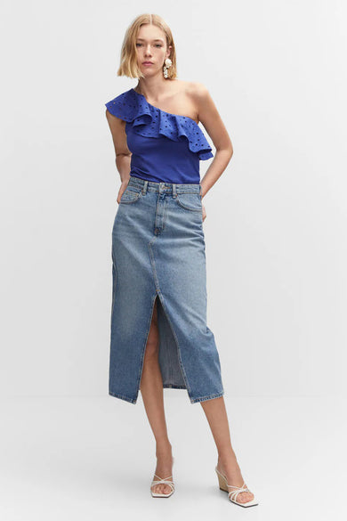 Blauwe tanktop met ruches en perforaties van MANGO, gedragen met jeansrok en witte sandalen, front view