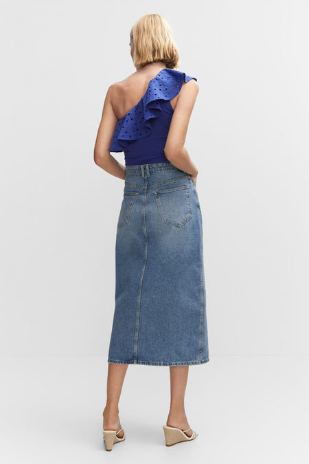 Blauwe tanktop met ruches en perforaties van MANGO, achterzijde weergegeven, gedragen met jeansrok en sandalen