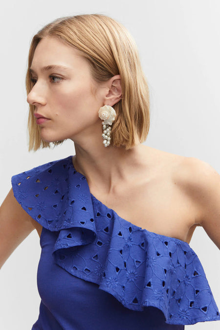 Blauwe tanktop met ruches en kantdetail van MANGO, eenzijdig ontwerp, zijprofiel van model met grote oorbellen