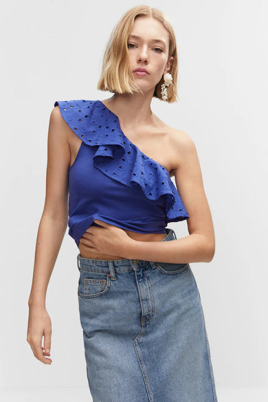 Blauwe een-schouder tanktop van MANGO met kant ruches en asymmetrische halslijn, vooraanzicht