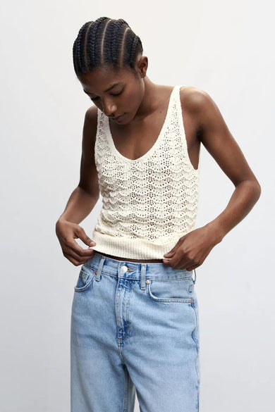 Beige gebreide tanktop van MANGO met openwerkpatroon, gedragen met lichtblauwe jeans, front view
