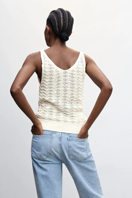 Beige gebreide tanktop met open werkpatroon van MANGO, achterzijde weergegeven op model in lichtblauwe jeans