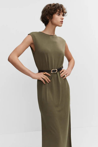 Robe beige clair de MANGO avec col rond, coupe ajustée et ceinture noire avec boucle dorée, modèle latéral.