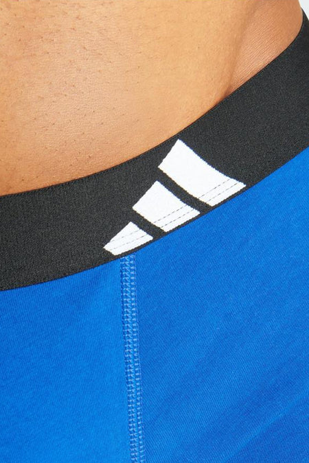 Zwarte boxershort van Adidas met witte strepen op de tailleband, blauwe voorkant en zichtbare naad, close-up weergave
