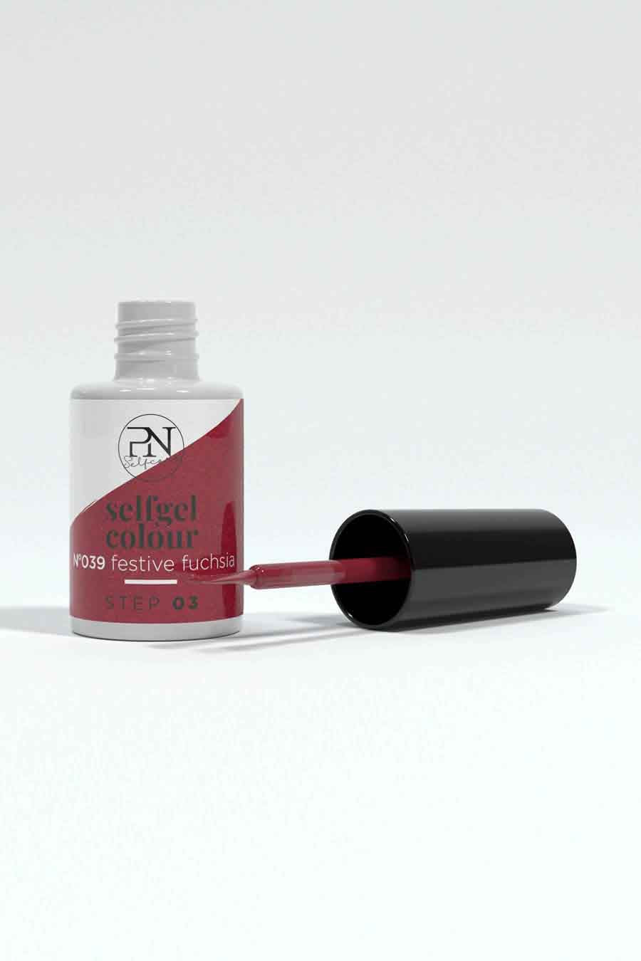 Fuchsia nagellak van Pn Selfcare, met een zwarte dop en een kwastje dat uit de fles steekt.