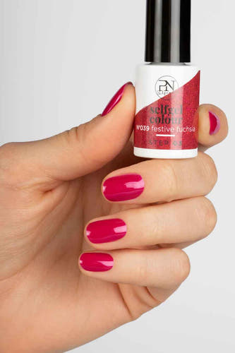 Fuchsia gel nagellak van Pn Selfcare, getoond op een hand met bijpassende nagels.