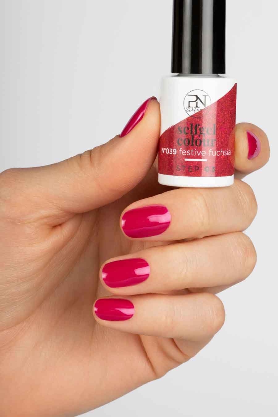 Fuchsia gel nagellak van Pn Selfcare, getoond op een hand met bijpassende nagels.