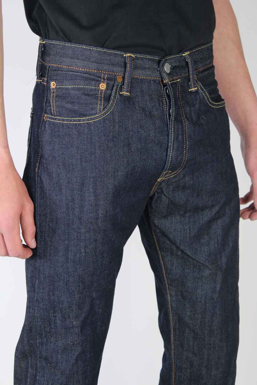 Donkerblauwe straight jeans van Levi's®, met gele stiksels en een klassieke denim textuur.