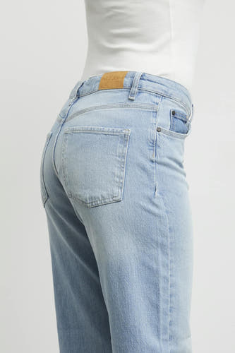 Lichtblauwe denim jeans wide van PULZ Jeans, met achterzak en lederen merklabel op de tailleband.