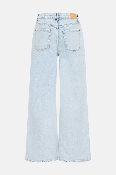 Lichtblauwe denim jeans wide van PULZ JEANS, met achterzakken en een leren merklabel.
