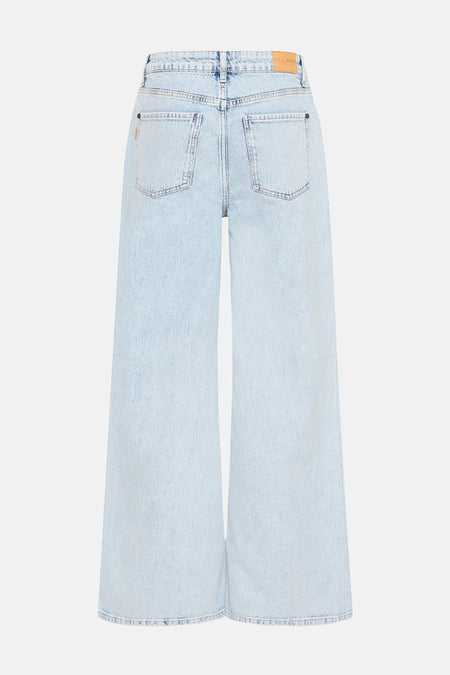 Lichtblauwe denim jeans wide van PULZ JEANS, met achterzakken en een leren merklabel.
