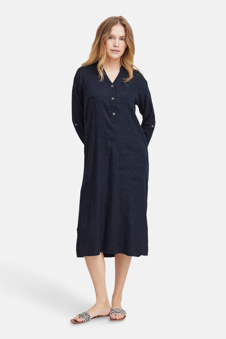 Robe bleue marine à longues manches de PULZ, avec fermeture à boutons et poches brodées.
