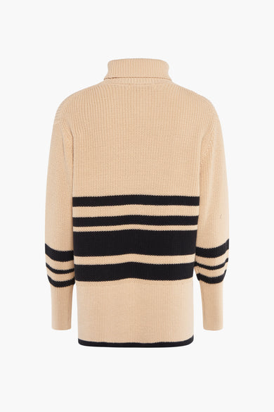 Beige trui met rolkraag van Pulz, met zwarte strepen op de romp en armen.
