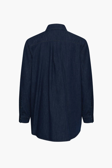 Jeanshemd in donkerblauw denim van PULZ, met lange mouwen, knoopsluiting en plooien op de rug.