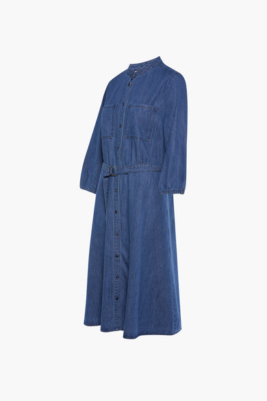 Lang denim kleedje van PULZ, met lange mouwen, knoopsluiting en riem in de taille.
