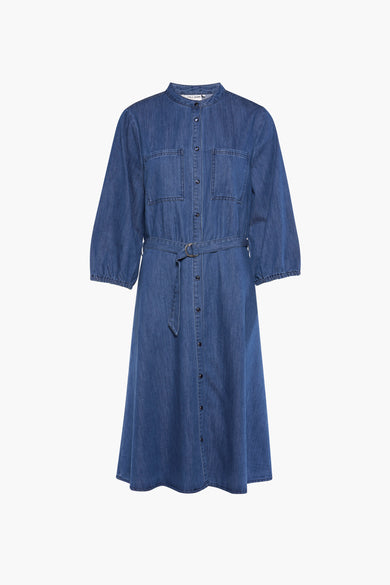 Lange mid blue denim jurk van PULZ, met knoopsluiting, riem en borstzakken.

