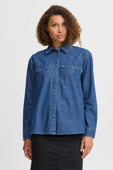 Jeanshemd van mid blue denim van PULZ, met lange mouwen, knoopsluiting en twee borstzakken.