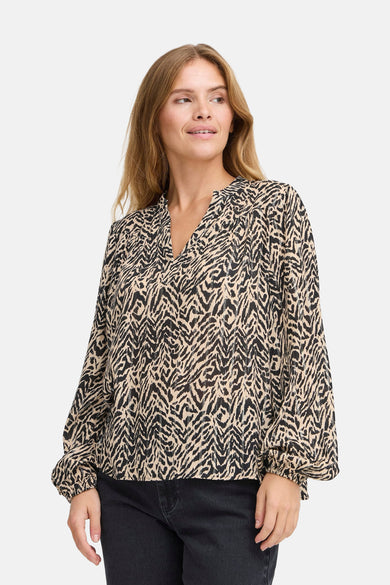Blouse brune à longues manches de PULZ, avec un motif zébré noir et un col V.