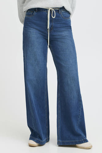Wijde jeans van donkerblauwe denim van PULZ, met een witte koordsluiting en wijde pijpen.
