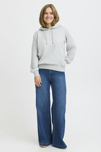 Wijde donkerblauwe jeans van PULZ, met lange pijpen, gecombineerd met een grijze hoodie.