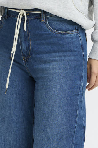 Wijde jeans van donkerblauw denim van PULZ, met witte ceintuur en een nonchalante pasvorm.