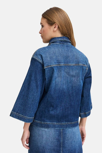 Jeansjas in donkerblauwe denim van PULZ, gezien van achteren.