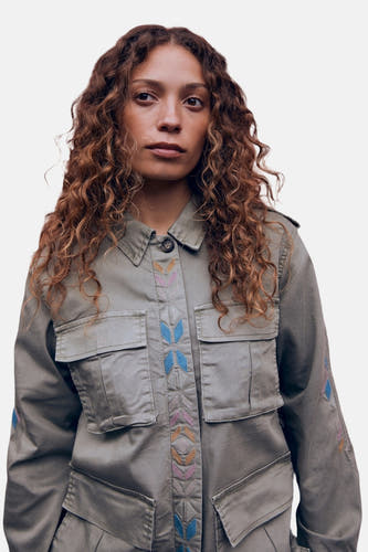 Manteau court PULZ de vu d'arrière avec des épaulettes et des manches longues.