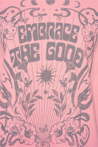 Roze T-shirt met korte mouwen van PULZ, met grijze 'Embrace the Good' print met sterren, bloemen en een zon.
