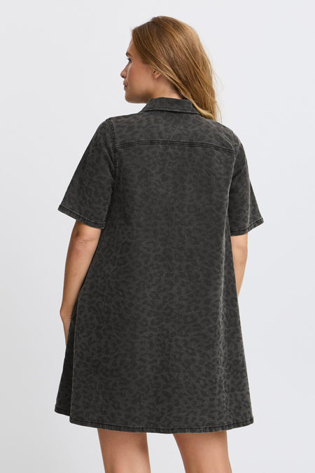 Vêtement gris à manches courtes de PULZ, avec un imprimé panthère subtil et une col, vu de derrière.