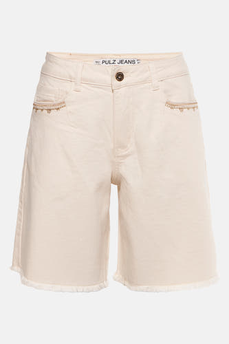 Denim court van PULZ Jeans blanc cassé avec broderie sur les poches et bordure froncée.