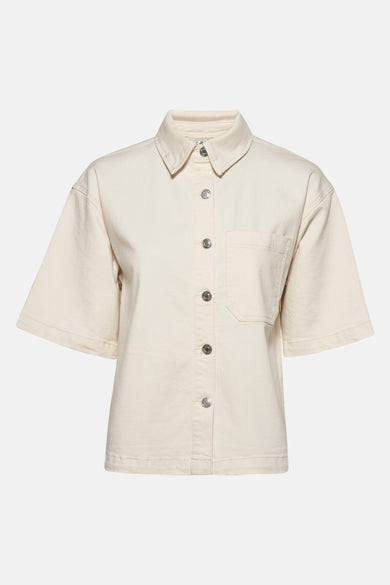 Jeanshemd van off white denim van PULZ, met korte mouwen en zilverkleurige knopen.