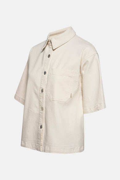 Off white denim jeanshemd van PULZ, met korte mouwen, borstzak en knoopsluiting.
