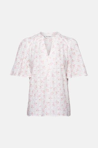 Witte blouse met korte mouwen van PULZ, met roze bloemenprint en geperforeerde details.
