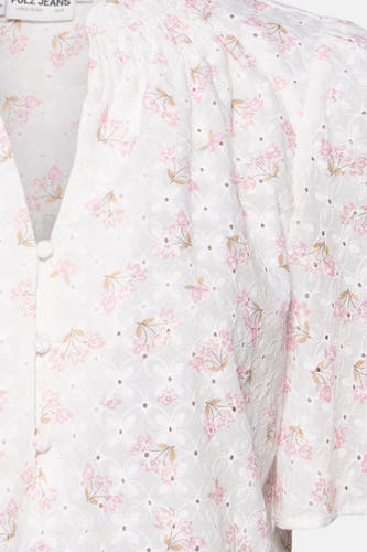 Witte blouse met korte mouwen van PULZ JEANS, met bloemenpatroon en broderie details.
