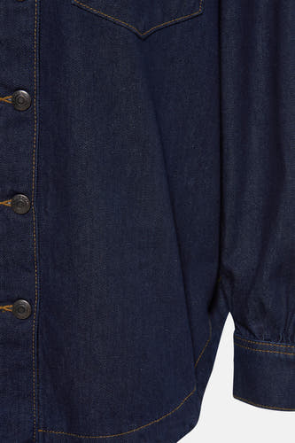 Chemise en jeans bleu marine de PULZ, avec fermeture à boutons et points visibles.