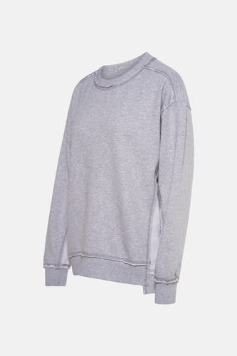 Grijze sweater van PULZ met ronde hals en een gerafelde afwerking.
