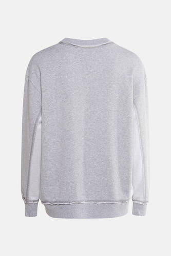 Grijze sweater van PULZ, met raw-edge details aan de ronde hals en manchetten, achterkant.
