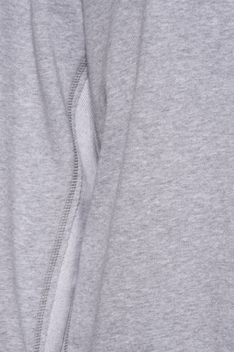 Grijze sweater van PULZ met zachte textuur en een subtiele, kreukelige plooi.
