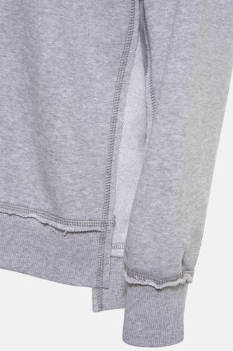 Grijs sweatshirt van PULZ, met een split aan de zijkant en een afgewerkte zoom.