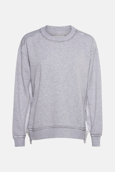 Gilet gris de PULZ, avec un col rond et une encolure raw-edge.