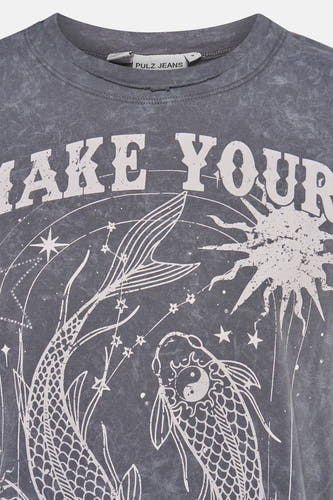 Grijs T-shirt met korte mouwen van PULZ JEANS, met een vintage wassing en een grafische print van vissen en sterren.

