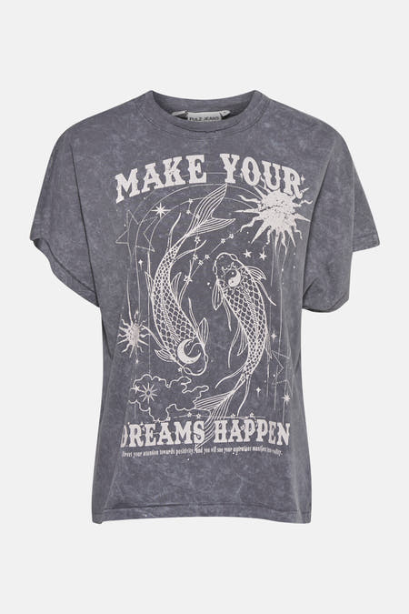 Grijs T-shirt met korte mouwen van PULZ JEANS, met een opdruk van vissen en spirituele teksten.
